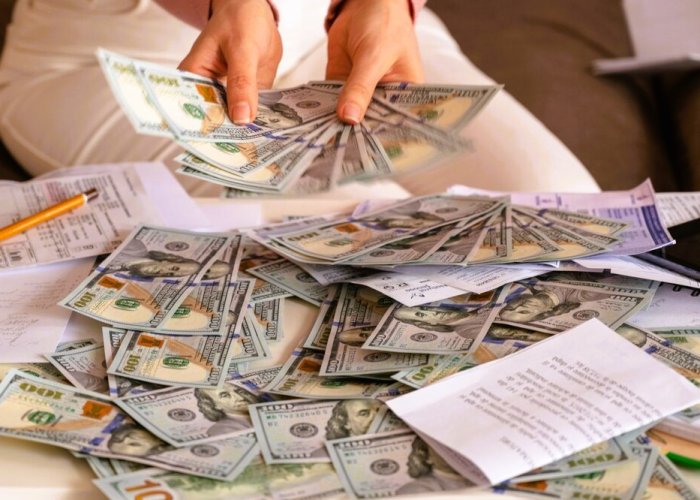 woman-wearing-black-glasses-showing-money_1268-14436 woman-wearing-black-glasses-showing-money_1268-14436